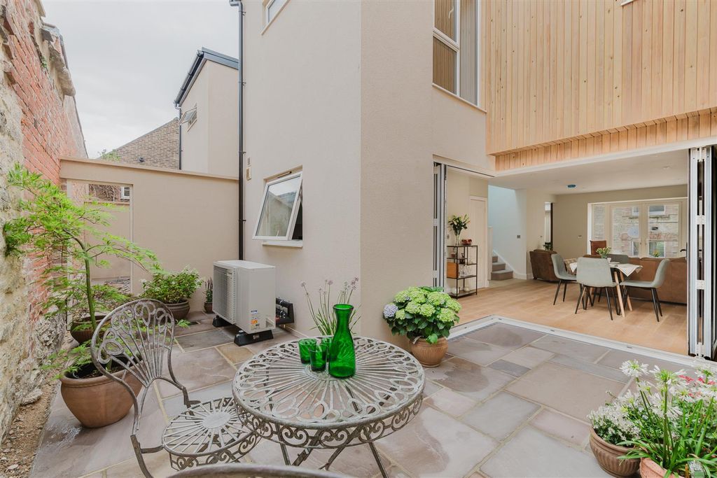 Property photo 2 of 20 Garden