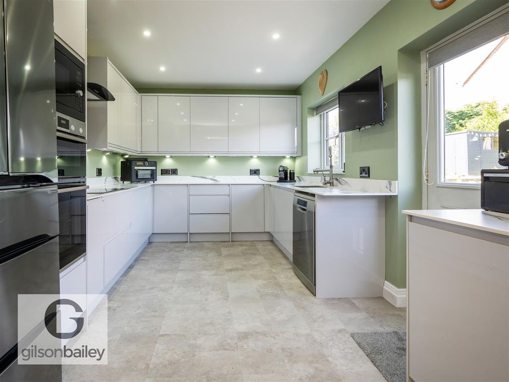 Property photo 3 of 43 27Manorfarmclose-66.Jpg