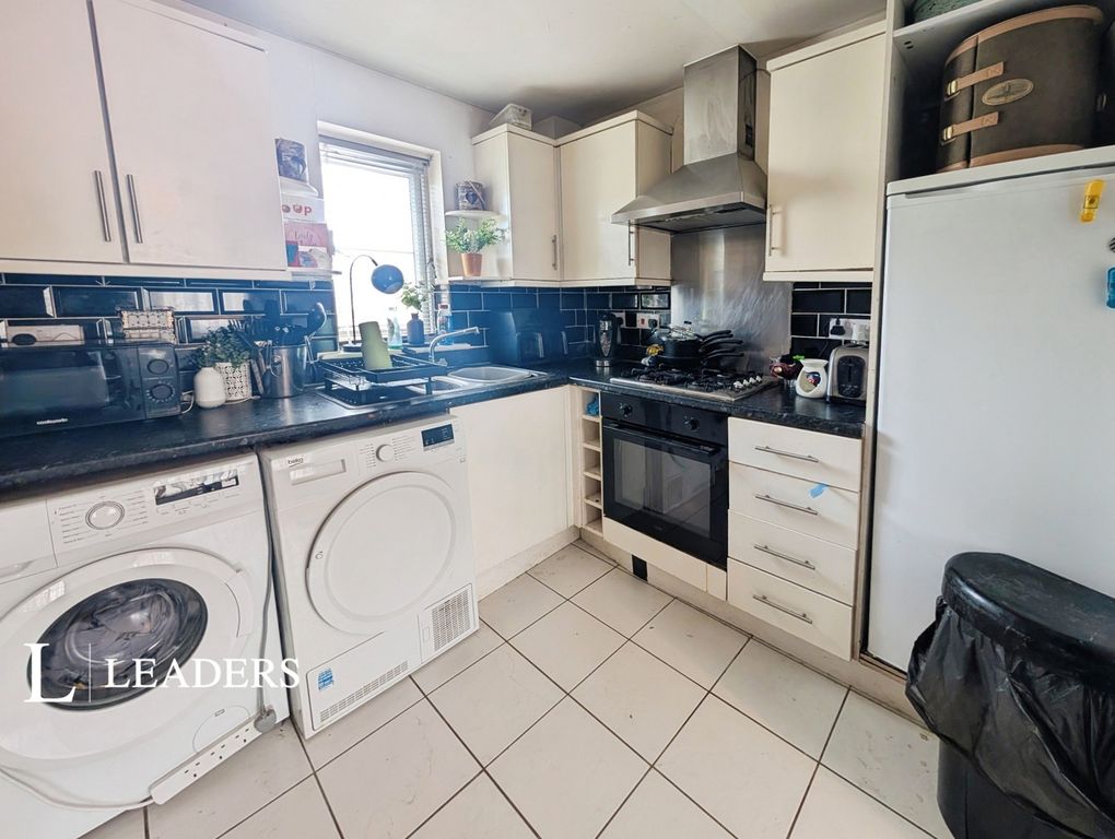 Property photo 3 of 10 Kitchen