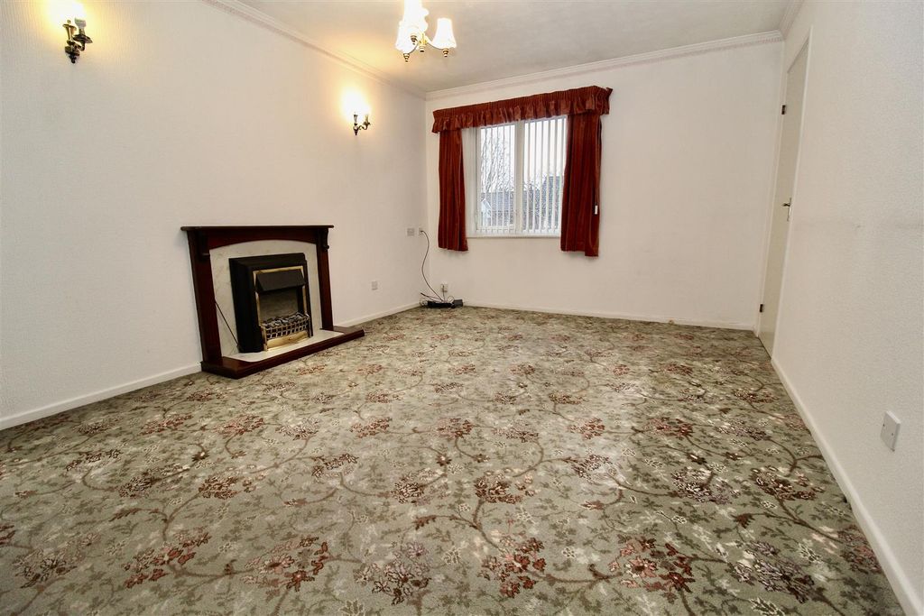 Property photo 3 of 13 Lounge