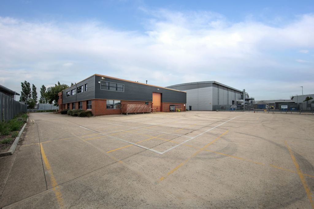 Property photo 1 of 9 2024 Unit 706707 Stirling Road  Ste  222128.Jpg