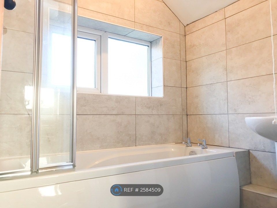 Property photo 2 of 6 Bathroom