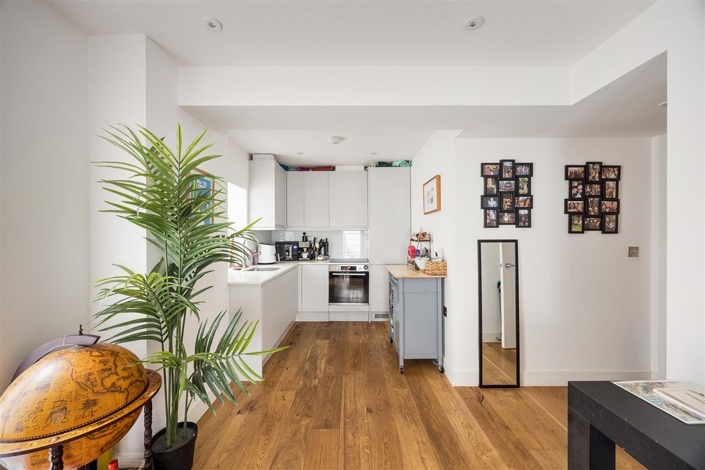 Property photo 3 of 17 Lemna Road, E11