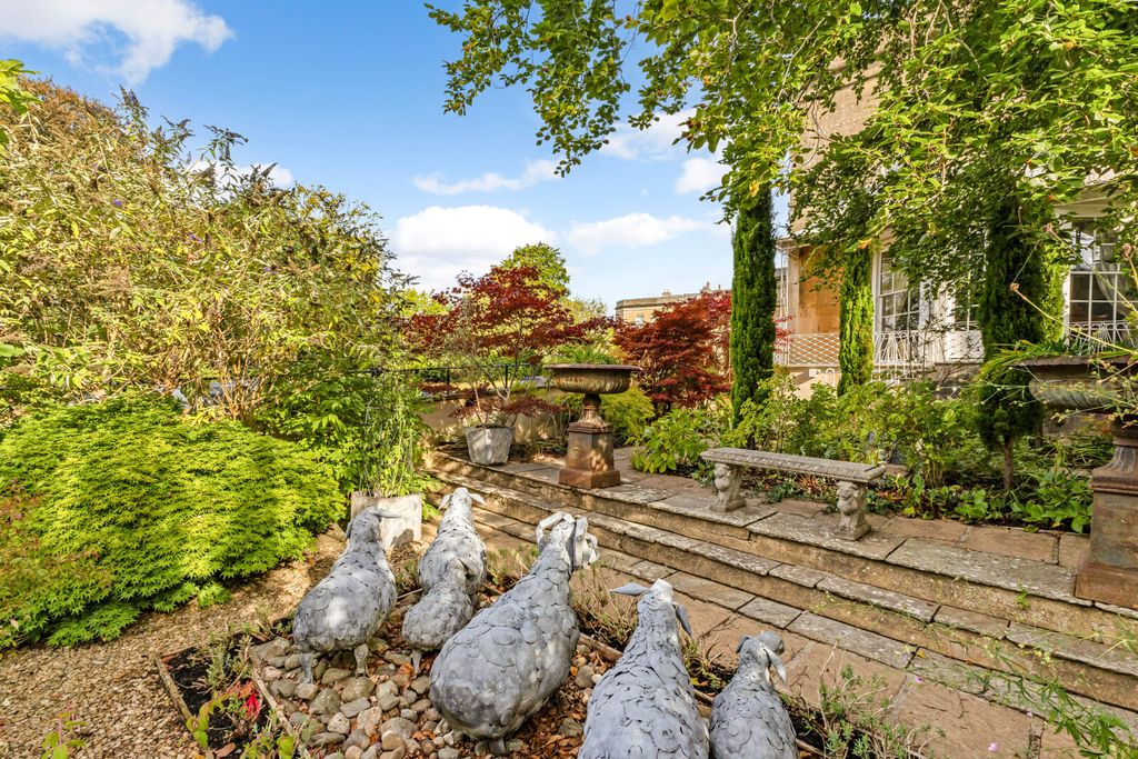 Property photo 2 of 27 Gardens