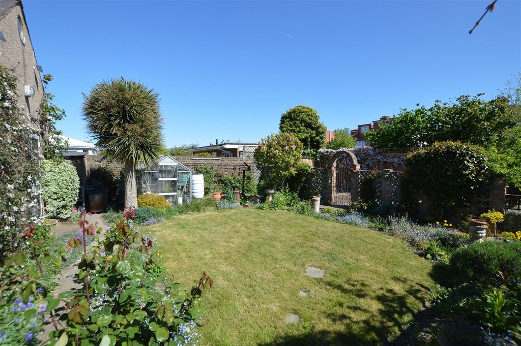 Property photo 3 of 17 164 Martindale Road Gdn B.Jpg