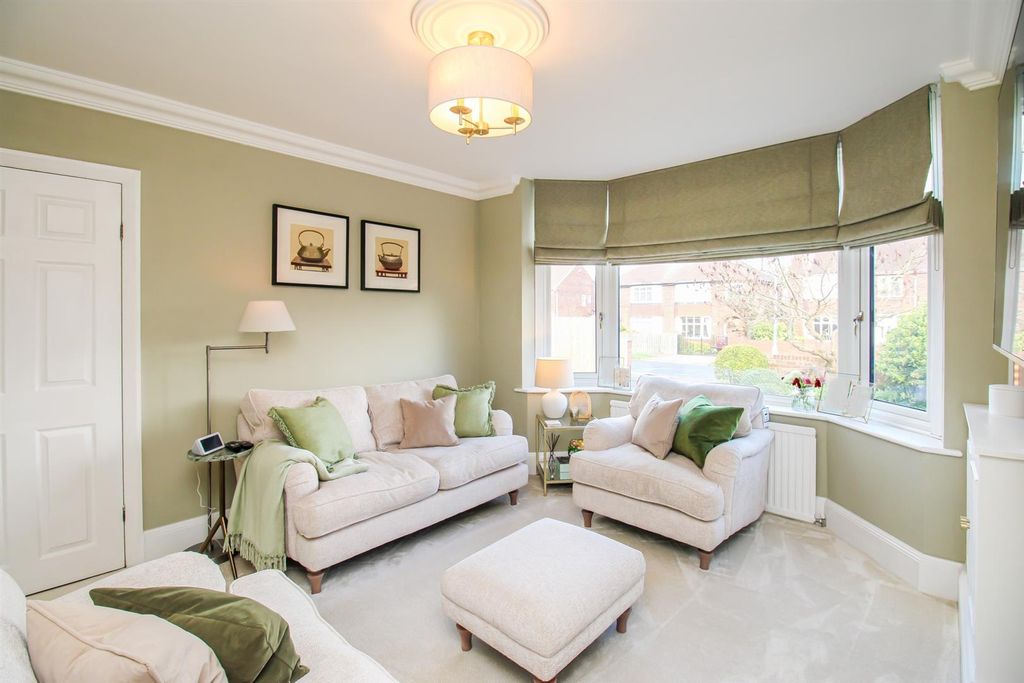 Property photo 3 of 18 Living Room