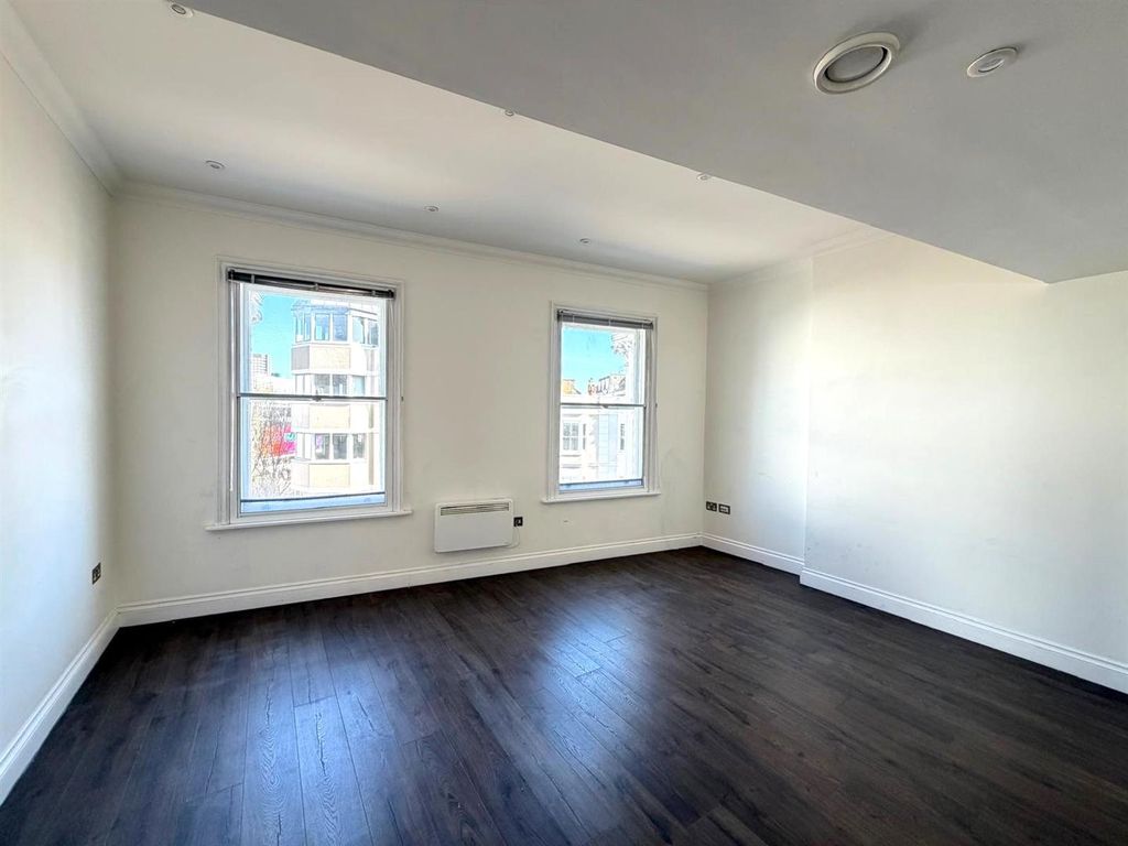 Property photo 3 of 8 Lounge.Jpg