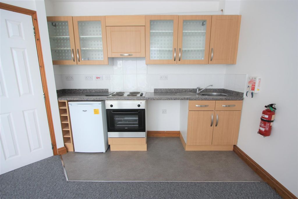 Property photo 3 of 7 Flat 4, 2 Trevose Avenue Kitchen