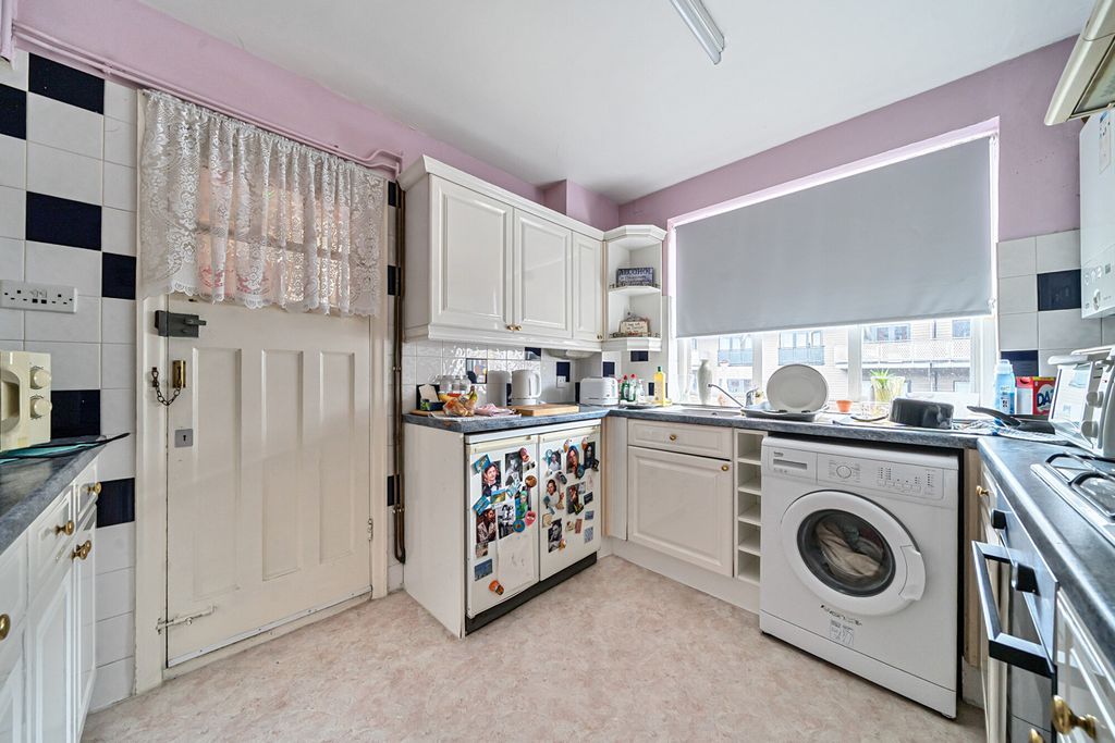 Property photo 2 of 10 Kitchen