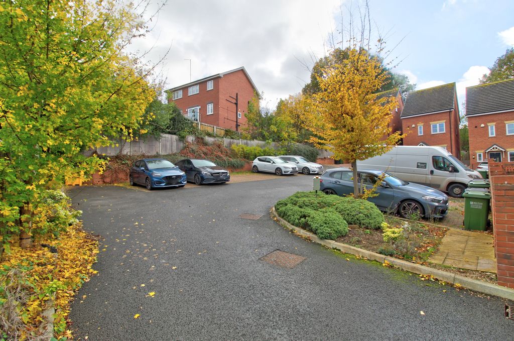 Property photo 2 of 14 Parking