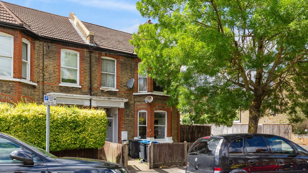 Property photo 1 of 15 First Floor Flat, 8 Wycliffe Road, Wimbledon, London, Sw19 1Er