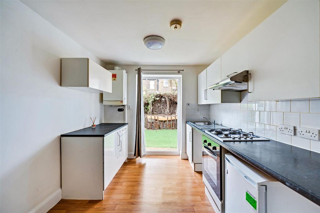 Property photo 3 of 9 Daniels_Brendon Avenue London, Nw10_005.Jpg