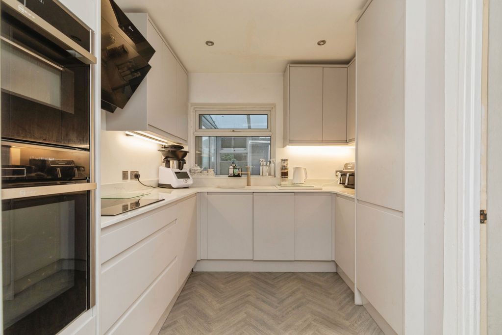 Property photo 3 of 19 Kitchen