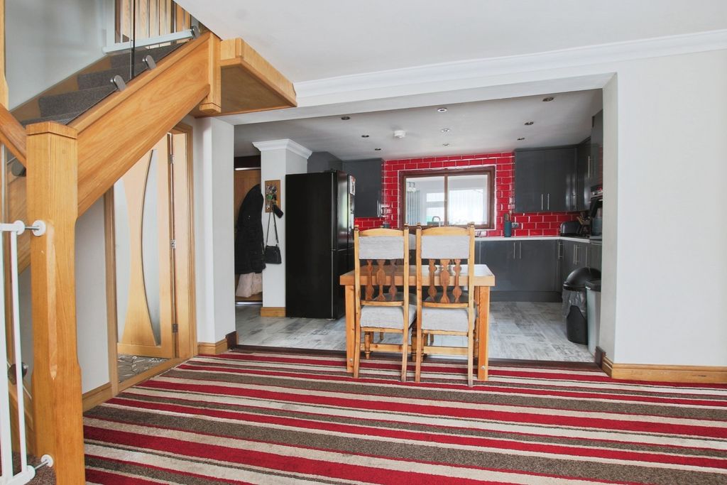 Property photo 2 of 19 4214093
