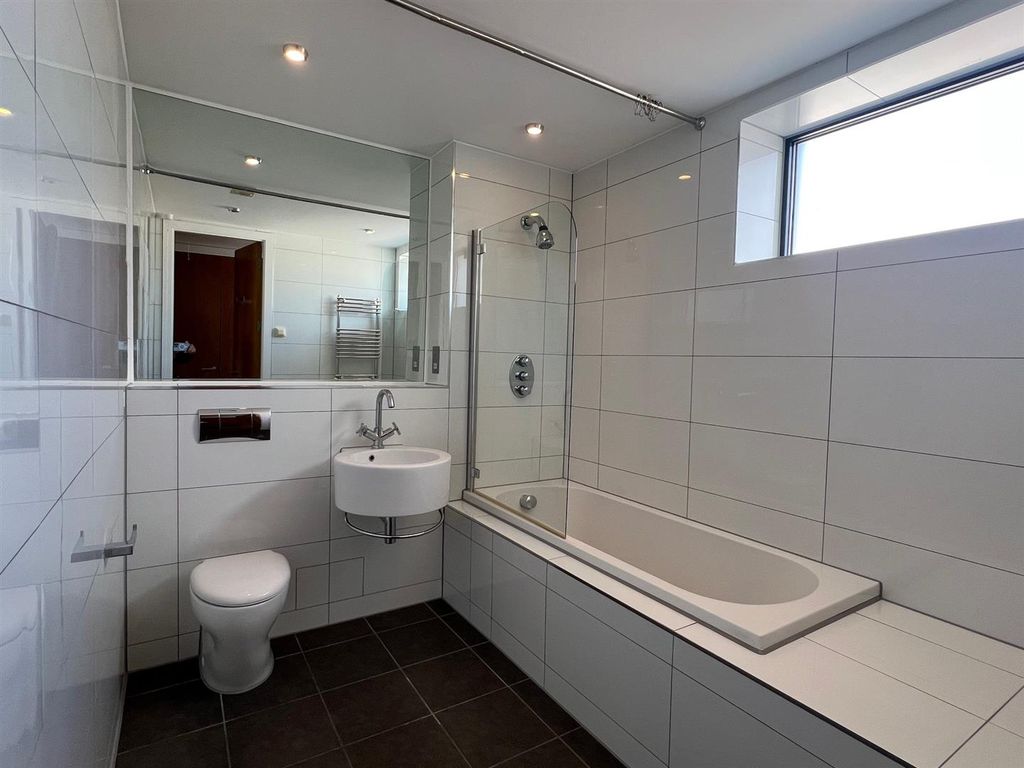 Property photo 3 of 9 Bathroom.Jpg