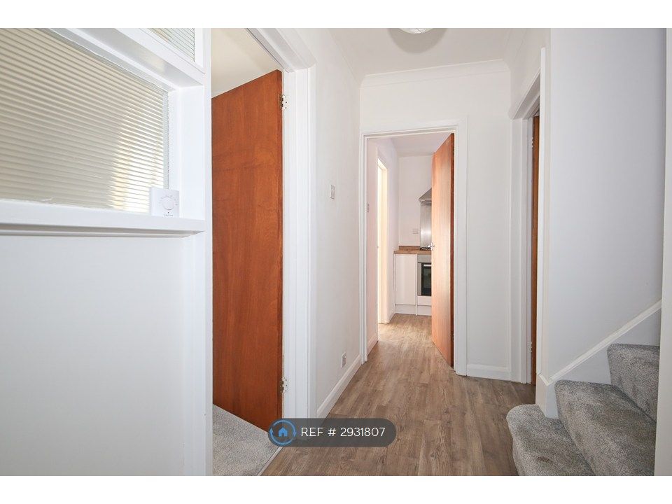 Property photo 3 of 14 Entrance Hallway
