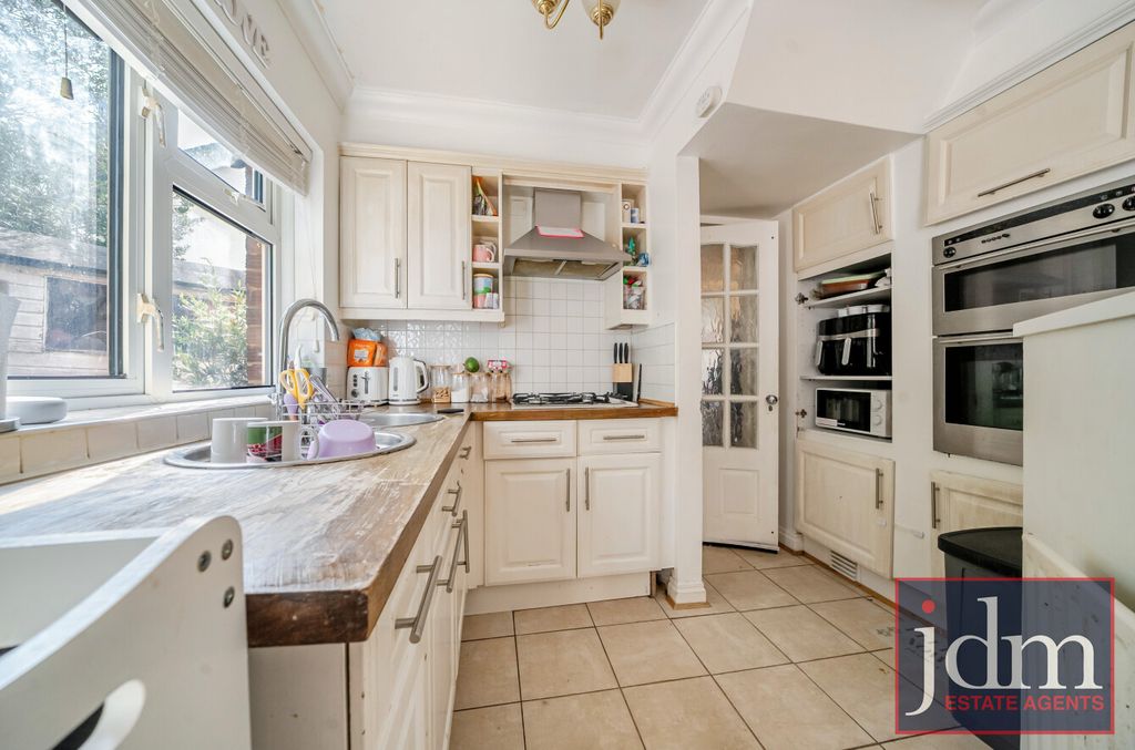 Property photo 2 of 10 Kitchen