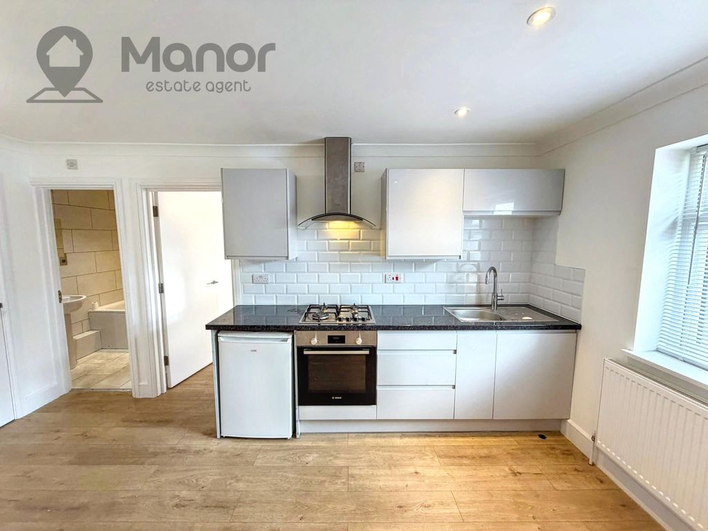 Property photo 2 of 6 Kitchen