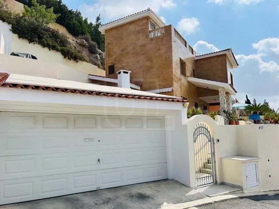 Property photo 2 of 18