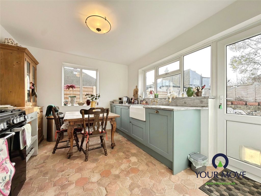 Property photo 3 of 11 Kitchen