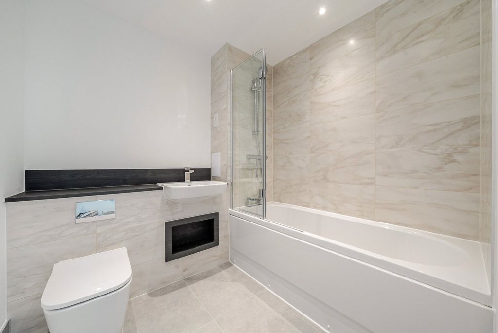 Property photo 3 of 11 Bathroom