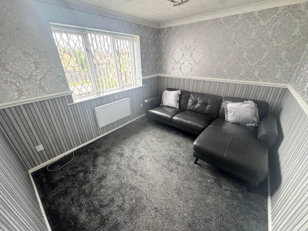 Property photo 3 of 15 Lounge