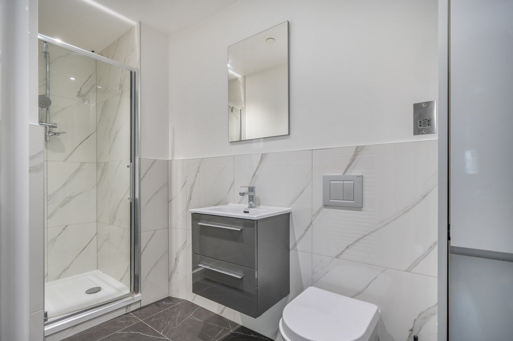 Property photo 3 of 12 Bathroom