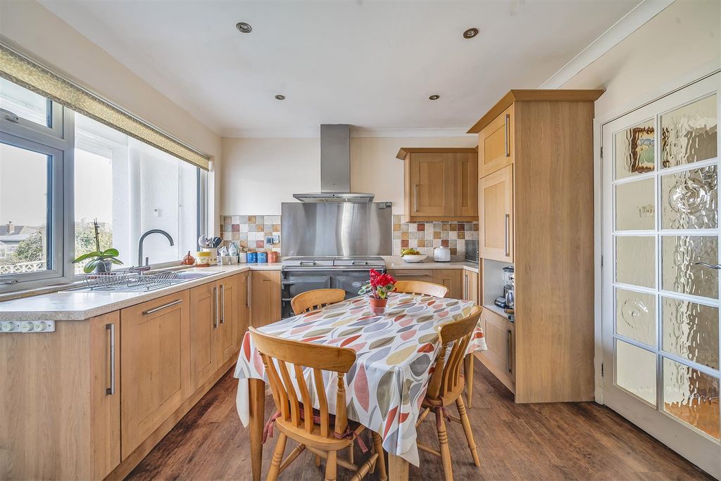 Property photo 3 of 18 Kitchen