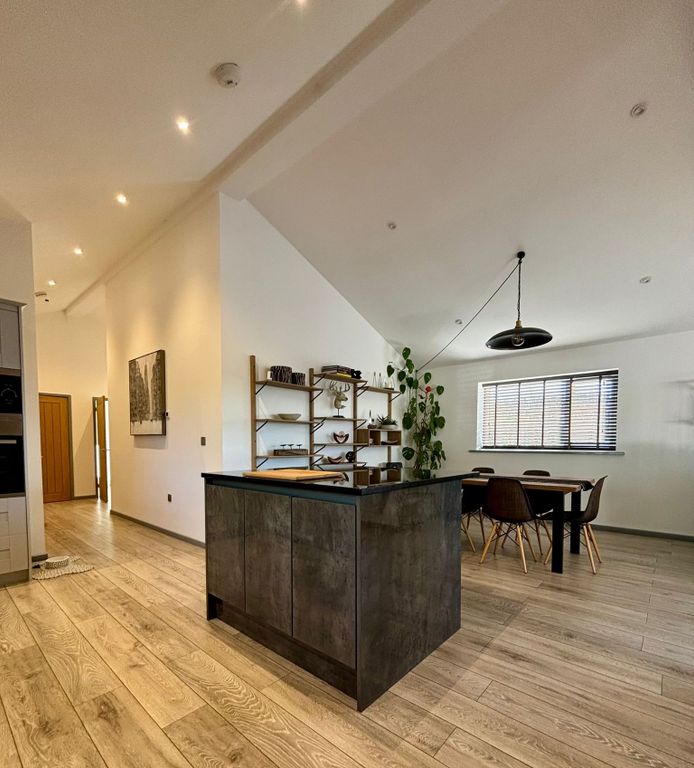 Property photo 1 of 32 Vaulted Ceiling
