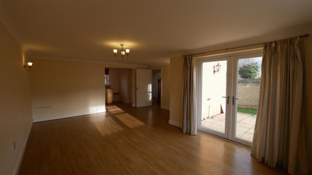 Property photo 2 of 11 Lounge