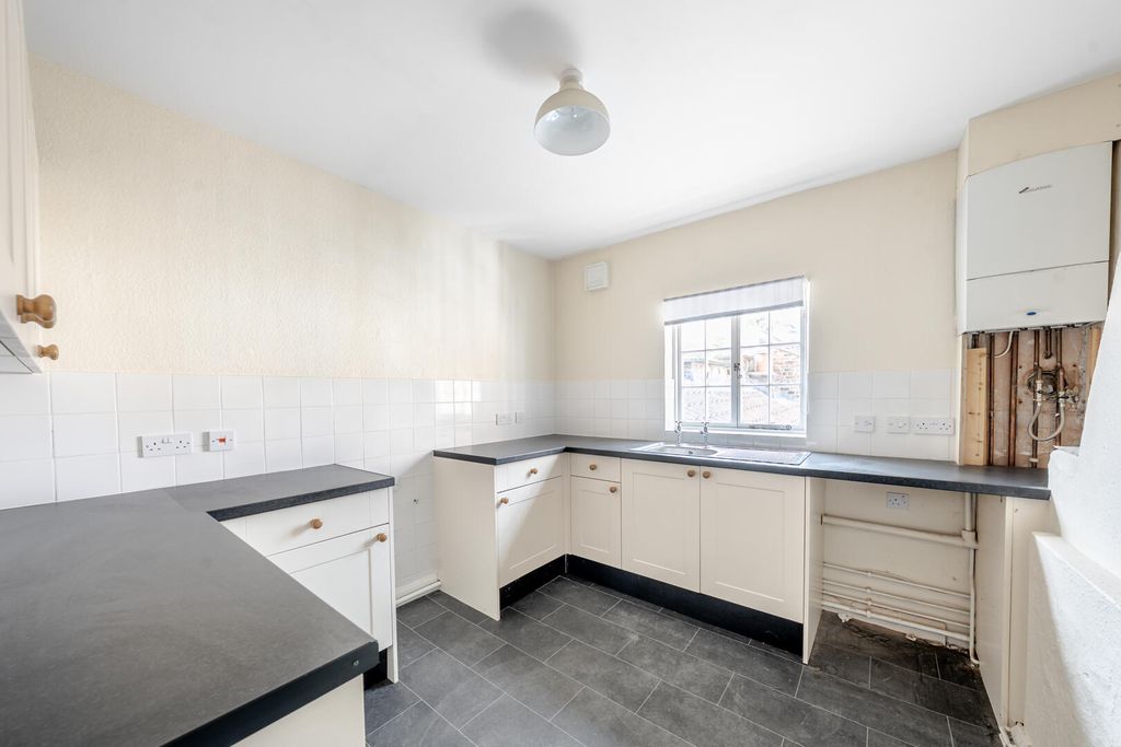 Property photo 2 of 10 Kitchen