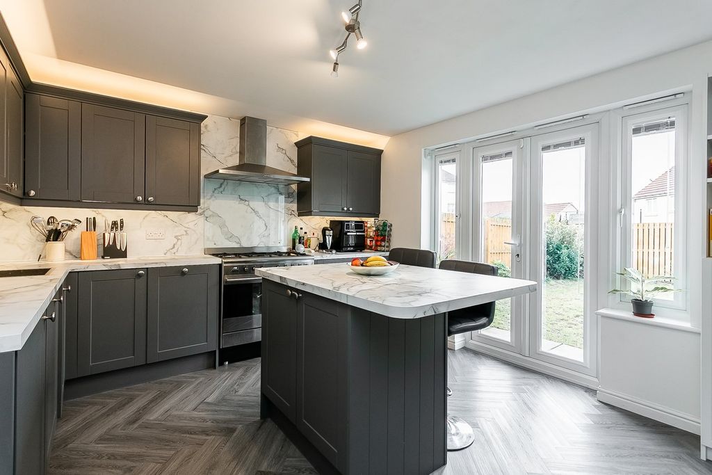 Property photo 2 of 25