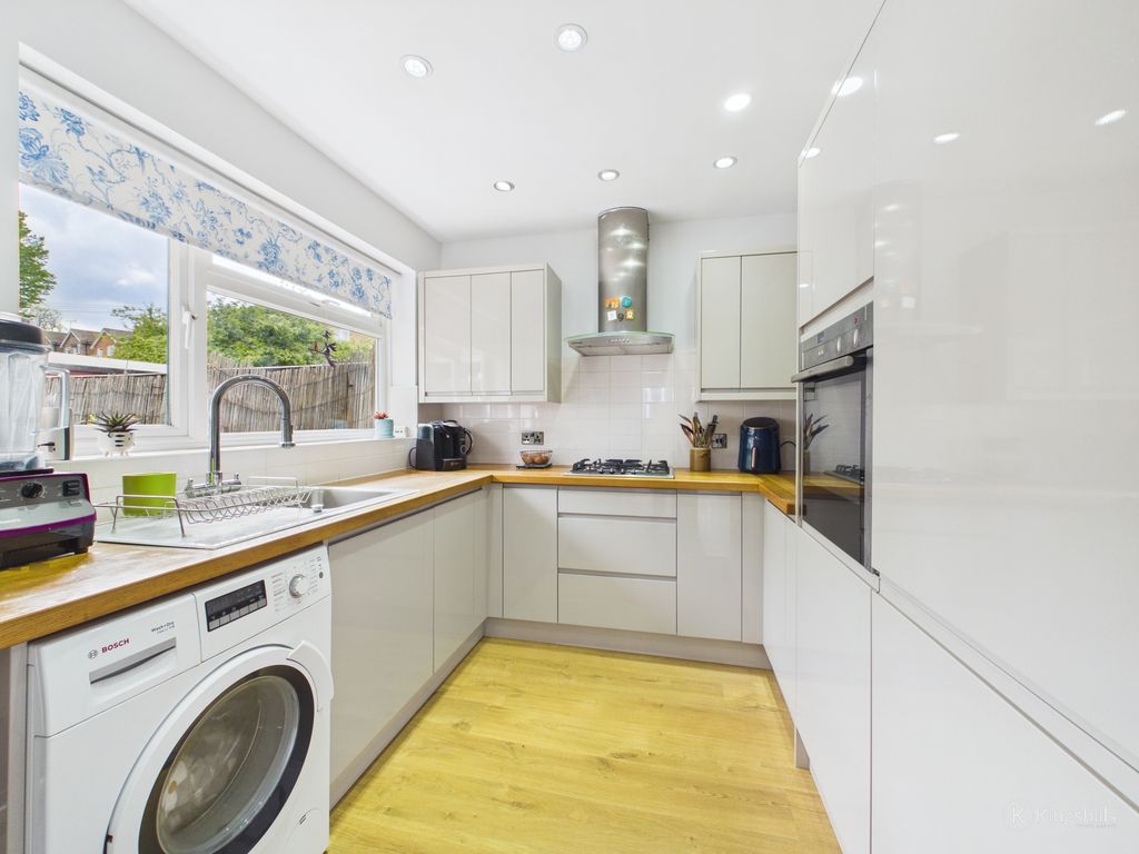 Property photo 3 of 11 Kitchen