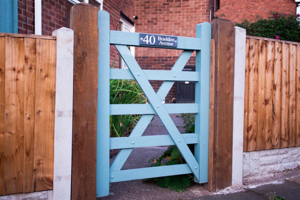 Property photo 2 of 18 Braddon Ave - Gate.Jpg