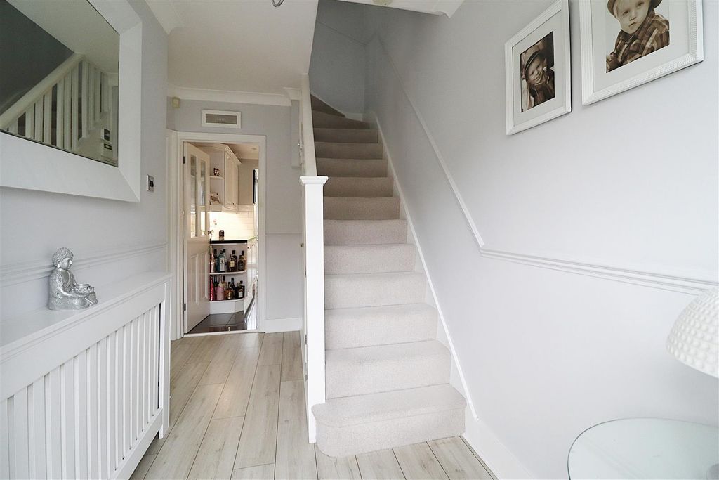Property photo 2 of 16 Hallway