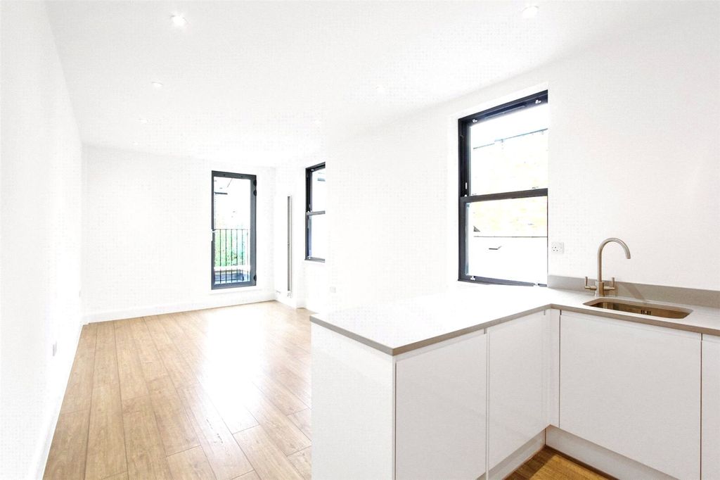 Property photo 3 of 8 Living/Bed/Kitchen