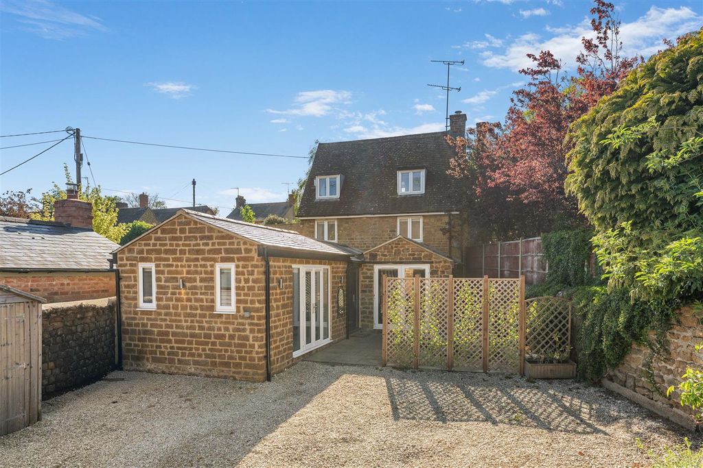Property photo 1 of 18 Compton Cottage, High Street, Bloxham-1.Jpg