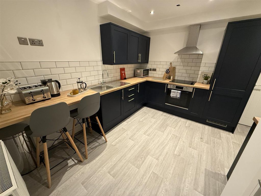 Property photo 2 of 6 Communal Kitchen.Jpg
