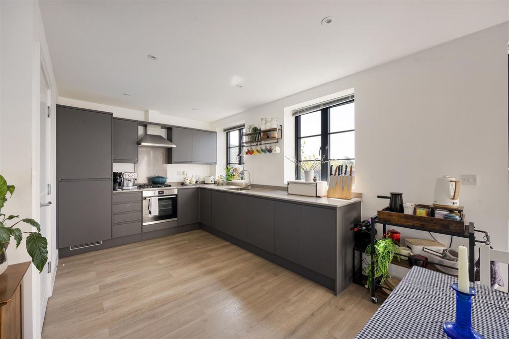 Property photo 3 of 36 Maybank Road, E18