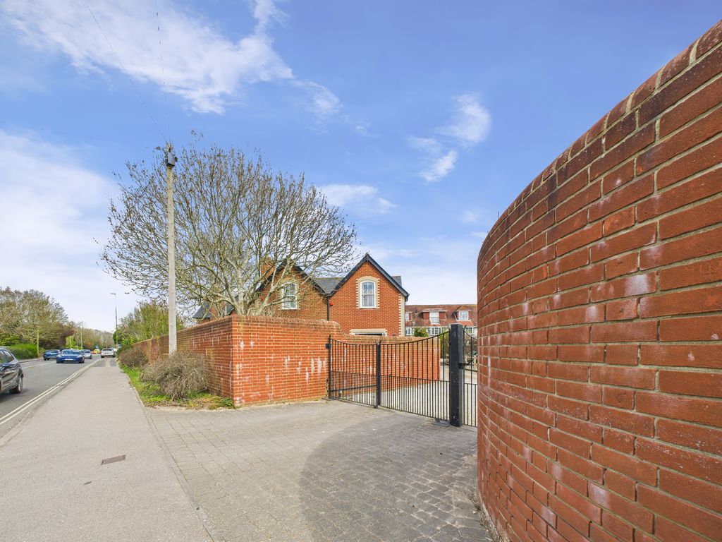 Property photo 2 of 43 Cam05068G0-Pr0013-Still051