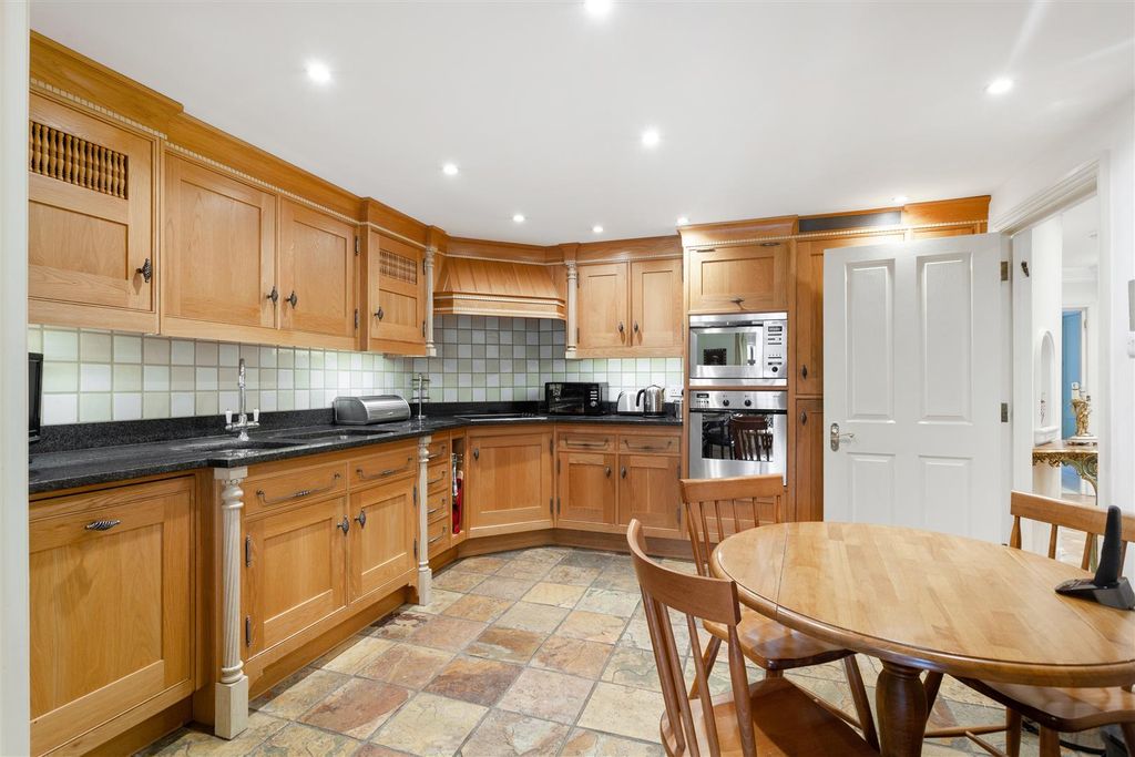 Property photo 2 of 12 0907202116_Sbsm _12 Stanmore Hall Wood Lane _Ha7 4