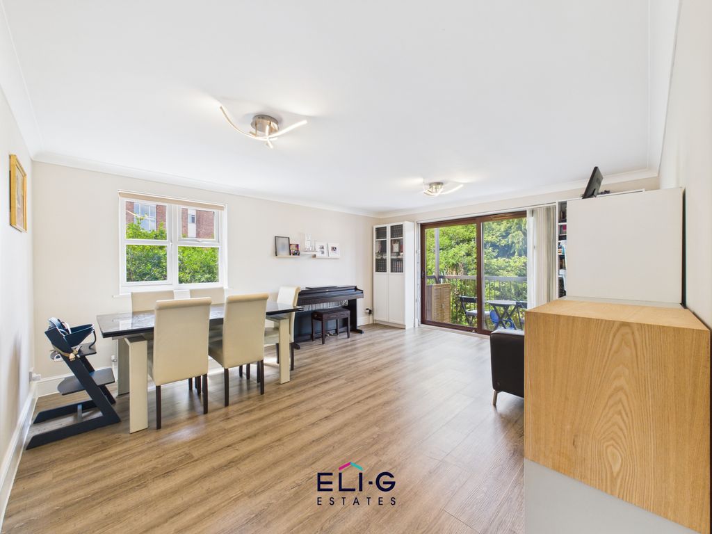 Property photo 1 of 15 A Purpose Built Two Bedroom Two Bathroom First Floor Apartment On Woodlands