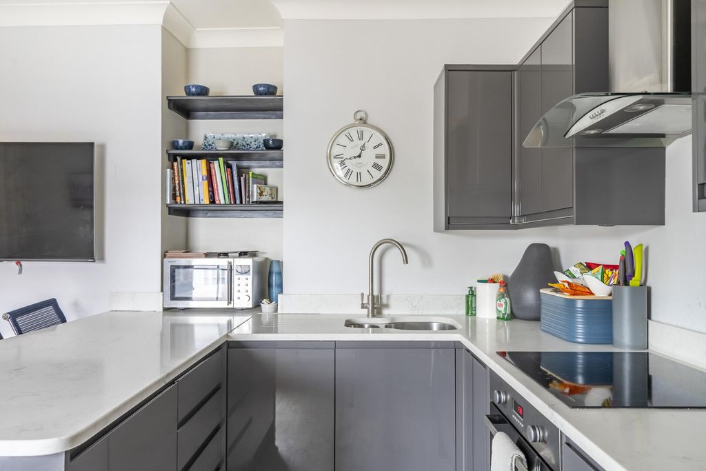 Property photo 3 of 17 Kitchen