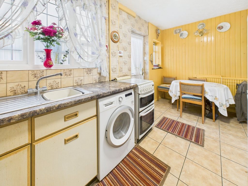 Property photo 2 of 12 Kitchen