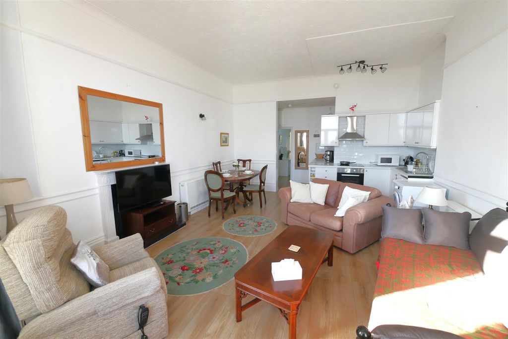 Property photo 3 of 9 Lounge/Kitchen