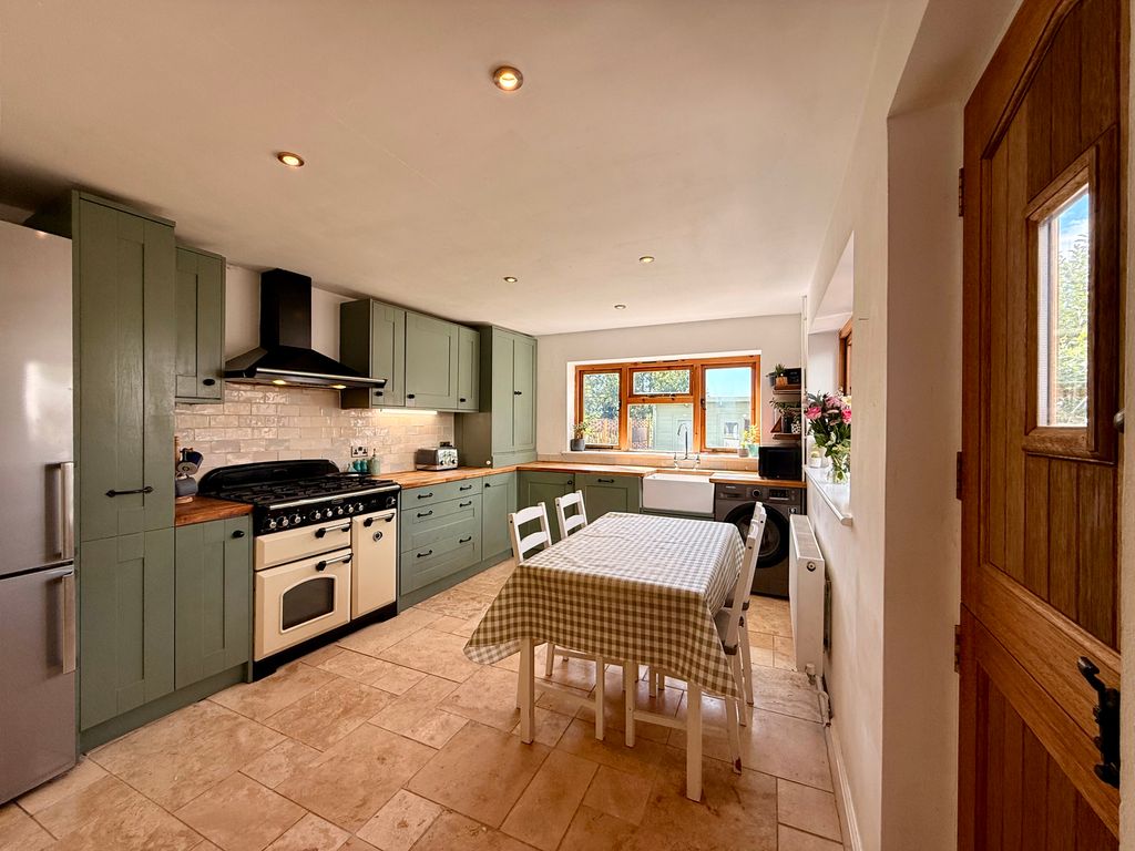 Property photo 3 of 20 Kitchen