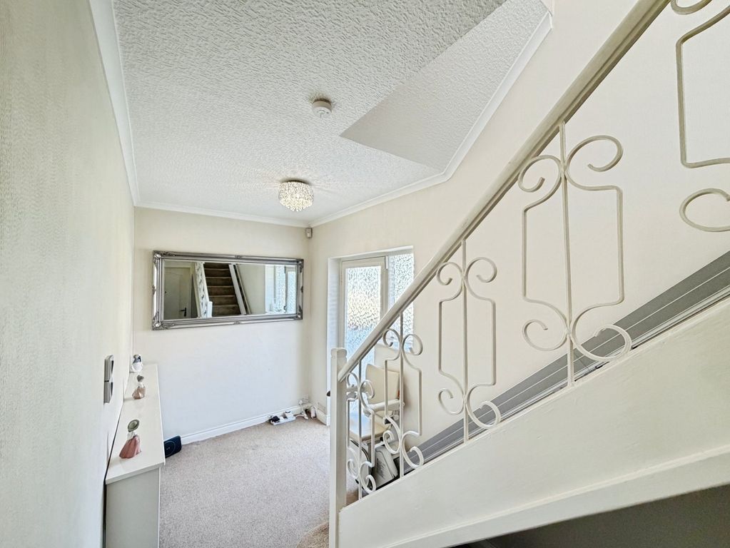 Property photo 2 of 19 Entrance Hall