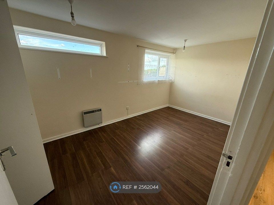 Property photo 3 of 8 Bed 1