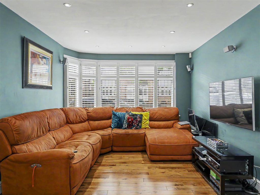 Property photo 3 of 29 Hawkswood_19.Jpg