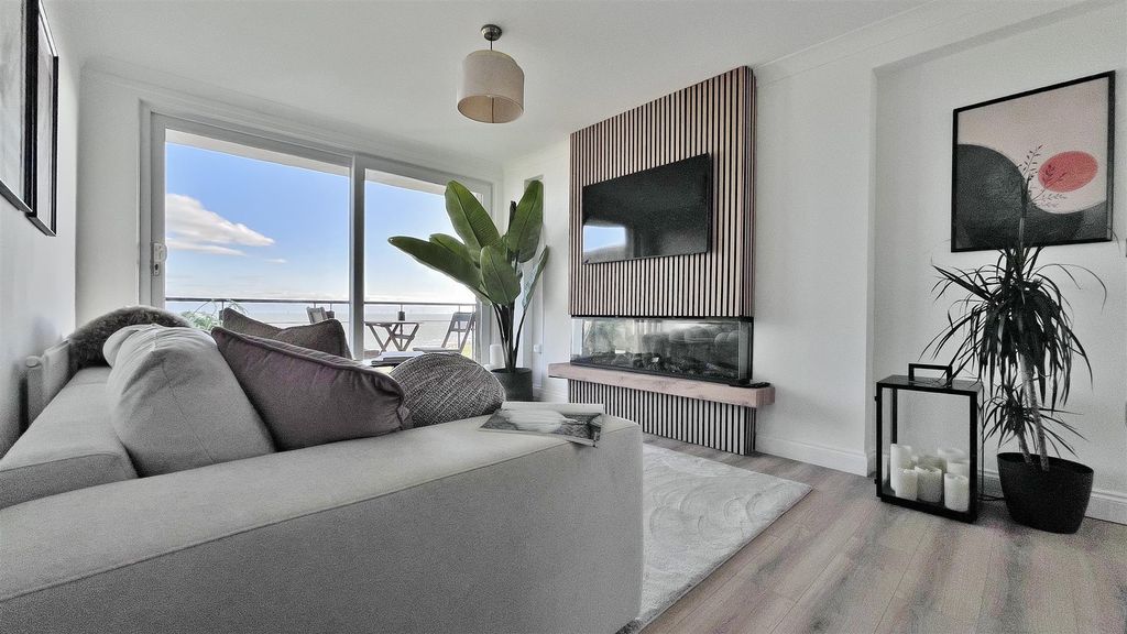 Property photo 2 of 25 Open Plan Lounge/Kitchen